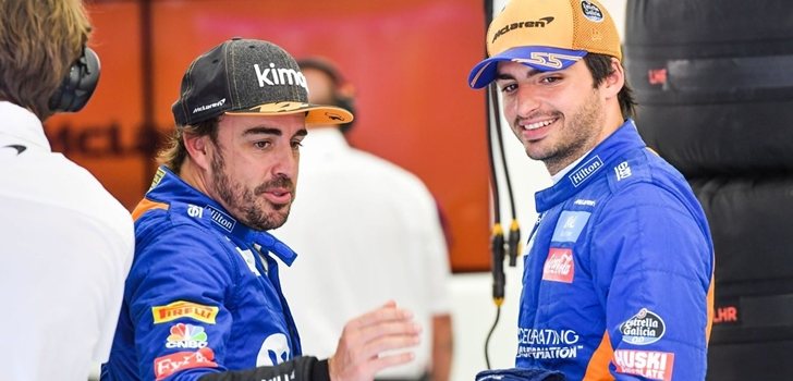Alonso habla con Sainz en el muro de McLaren