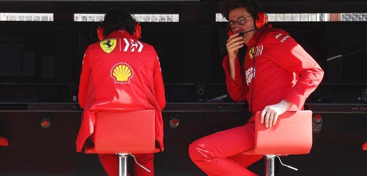 Mattia Binotto, concentrado en el muro de Ferrari