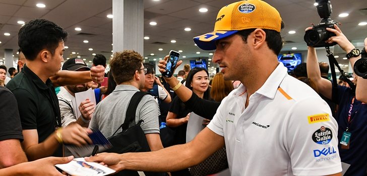 Sainz firma autógrafos a los aficionados en Singapur