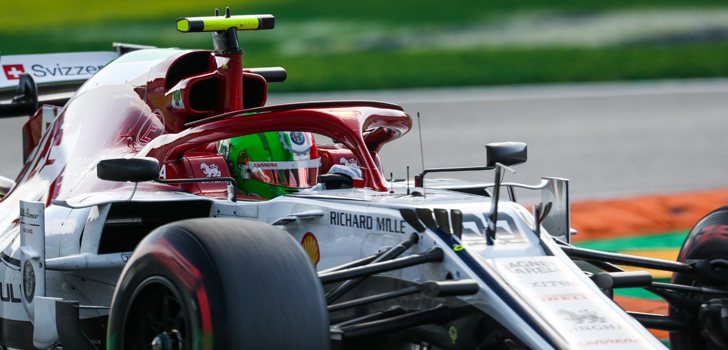 Antonio Giovinazzi, pilotando en Monza