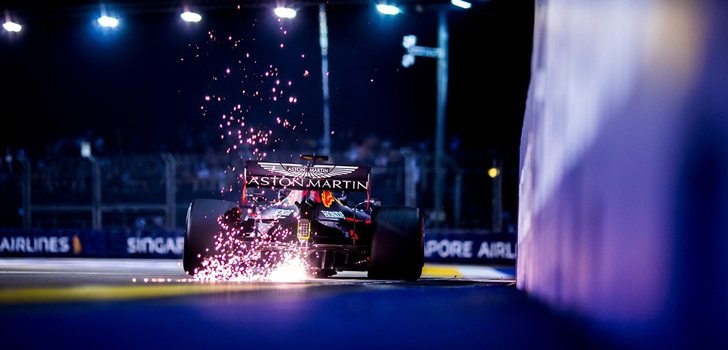 El RB15 de Verstappen echando chispas en Singapur