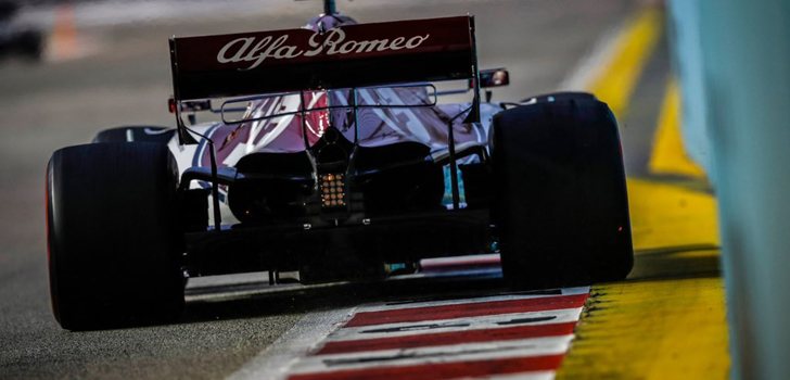 Alfa Romeo, rozando el muro de la curva 21 del trazado de Singapur