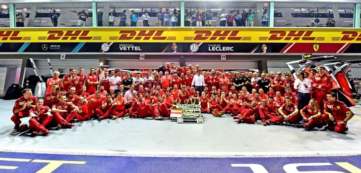 El equipo Ferrari celebra su doblete en Singapur