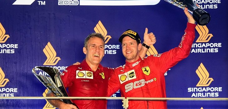 Sebastian Vettel celebra su triunfo en el podio de Singapur