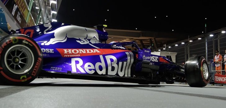 Pierre Gasly, en el pit lane de Marina Bay