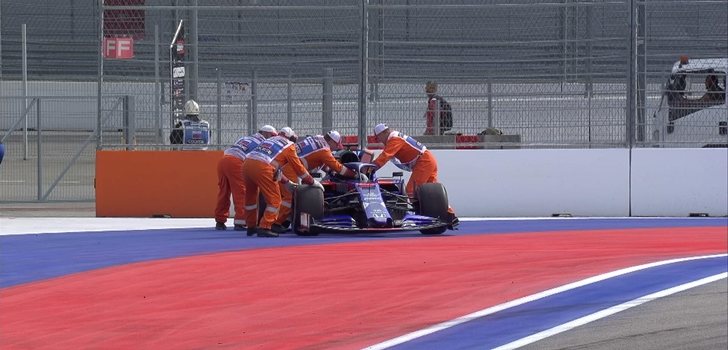 Los comisarios retiran el monoplaza de Kvyat en Sochi