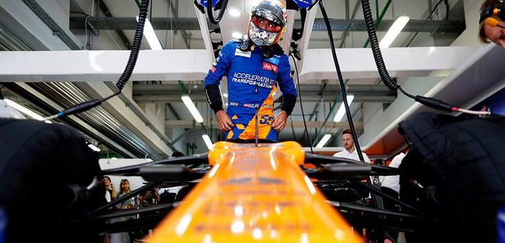 Carlos Sainz se sube a su monoplaza en los libres 1 de Sochi