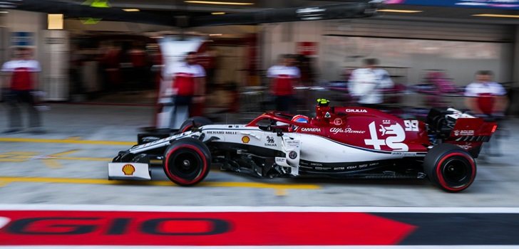 Antonio Giovinazzi, en el pit lane de Sochi