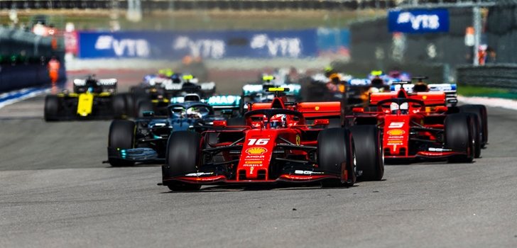 Los Ferrari, en la salida del GP de Rusia 2019
