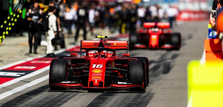 Leclerc y Vettel, en el pit lane de Sochi