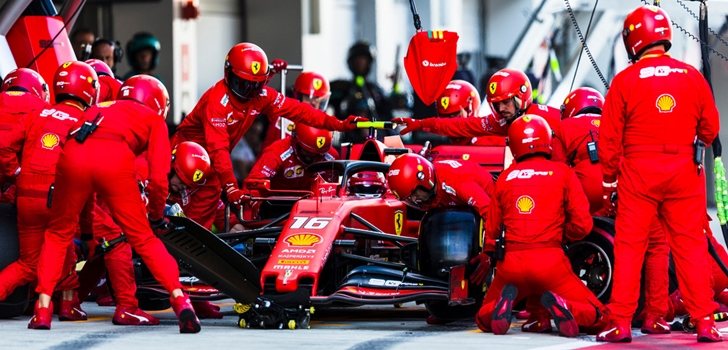 Leclerc para en boxes durante el GP de Rusia