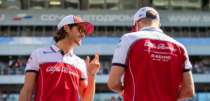 Giovinazzi y Räikkönen hablan en la previa del GP de Rusia 2019