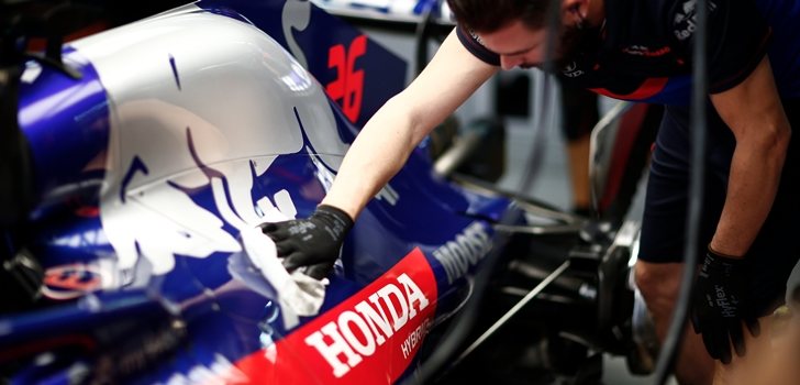 El mecánico de Toro Rosso limpia el monoplaza de Kvyat