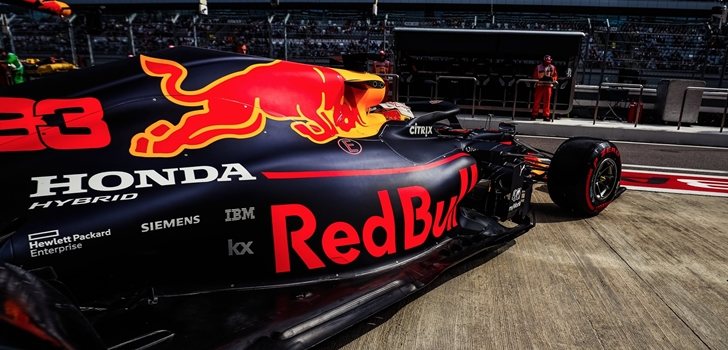 Max Verstappen sale del pit lane