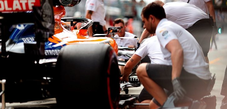 Los ingenieros de McLaren trabajan en el coche de Sainz