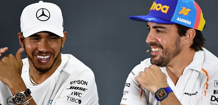 Hamilton y Alonso, sonrientes en la rueda de prensa