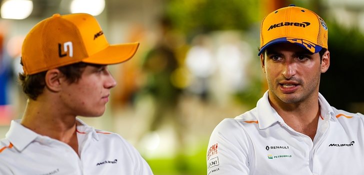 Norris y Sainz conversan ante los medios