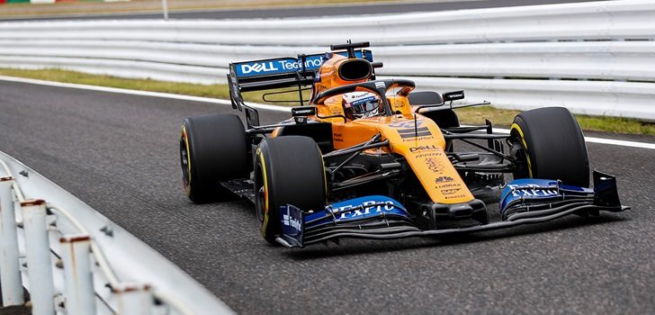 Carlos Sainz, en el pit lane de Suzuka