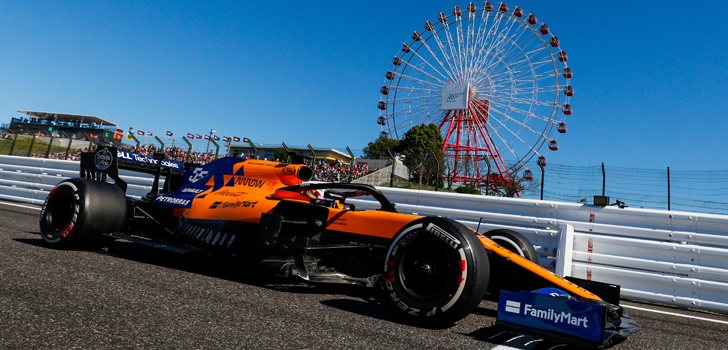 Carlos Sainz, entrando en los boxes de Japón