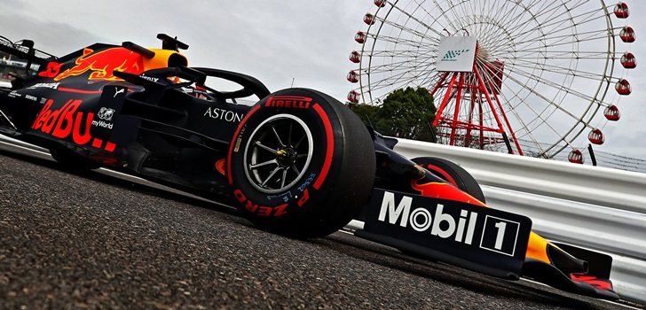 Verstappen, en el pit lane de Suzuka