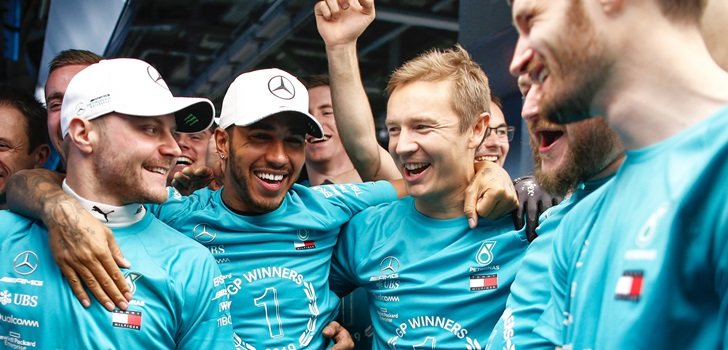 Bottas y Hamilton celebran el título junto a sus ingenieros