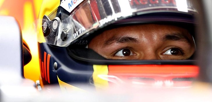 Alex Albon, concentrado a los mandos del RB15