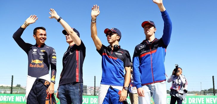 Los pilotos de Red Bull y Toro Rosso saludan a los aficionados de Suzuka