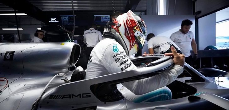 Lewis Hamilton se sube al W10 en Suzuka