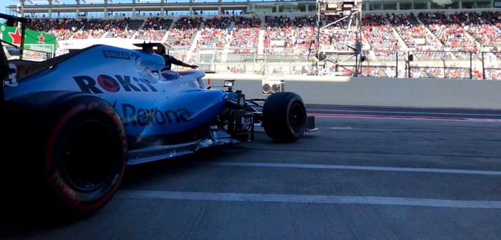 George Russell sale del pit lane de Suzuka