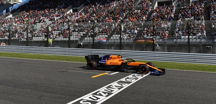 Lando Norris cruza la línea de meta en Suzuka