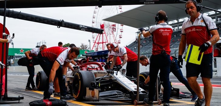 Los mecánicos de Alfa Romeo trabajan en el coche de Räikkönen