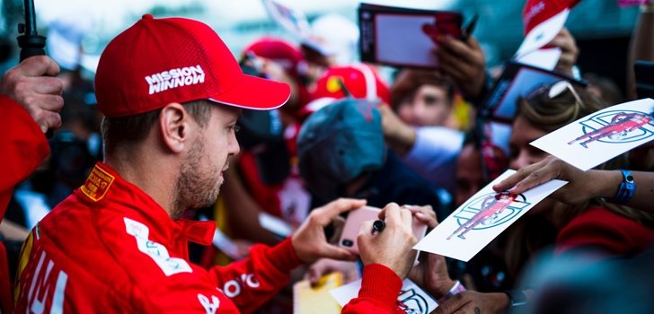 Vettel firma autógrafos a los aficionados de México
