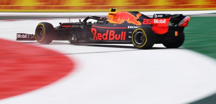 Alexnader Albon pierde el control del RB15 en la Curva 16