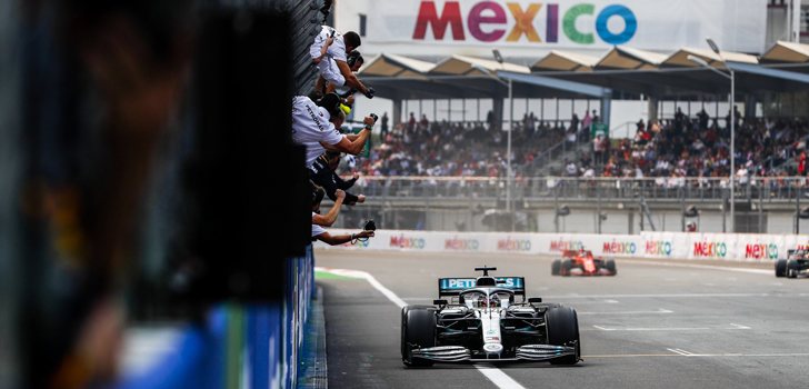 Lewis Hamilton y Mercedes, celebrando la victoria en México