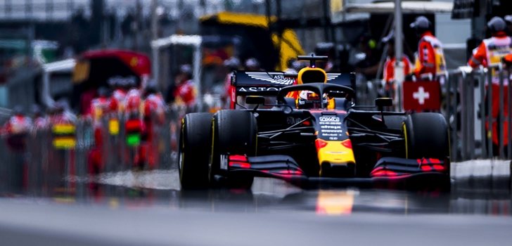 Max Verstappen, en el pit lane de México