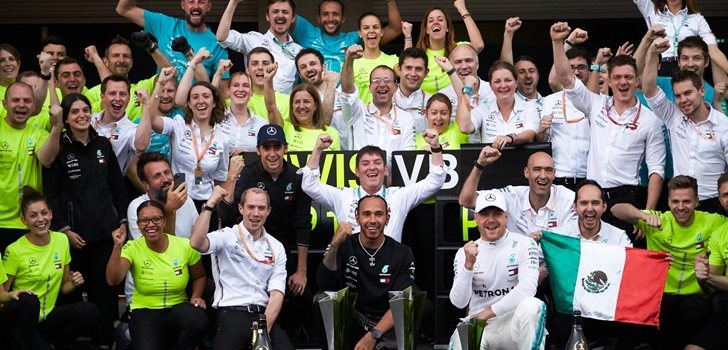 El equipo Mercedes celebra su triunfo en México