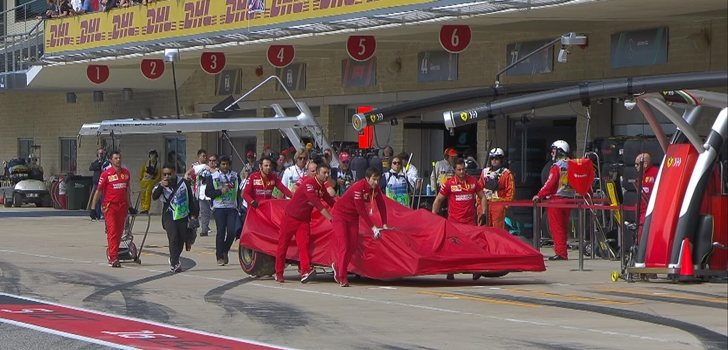 Los mecánicos de Ferrari empujan el monoplaza de Leclerc