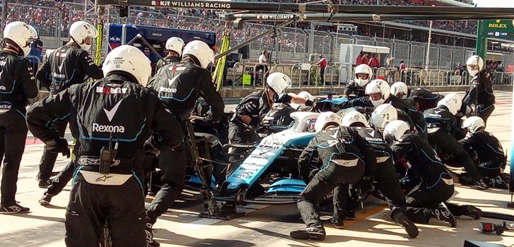 Russell, en el pit lane de Austin