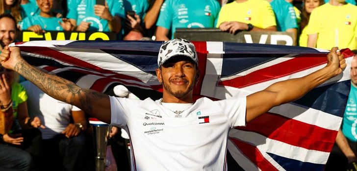 Hamilton levanta la bandera británica para celebrar su título
