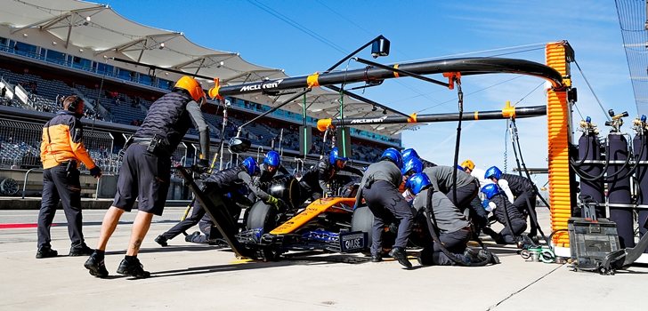 Carlos Sainz, en el pit lane de Austin