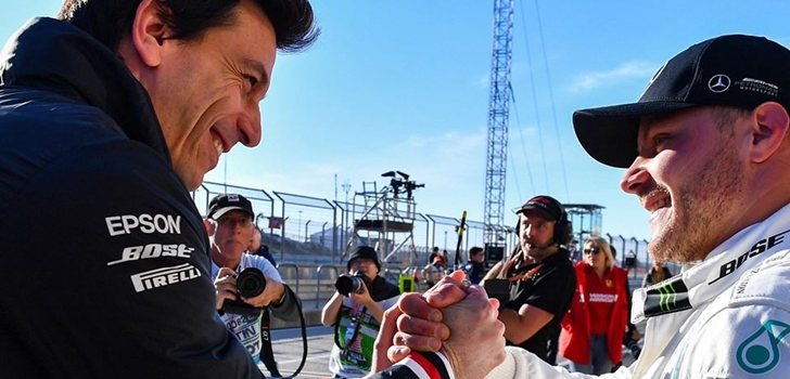 Toto Wolff le estrecha la mano a Valtteri Bottas