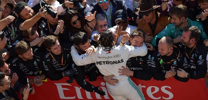 Lewis Hamilton celebra el sexto título junto a sus mecánicos