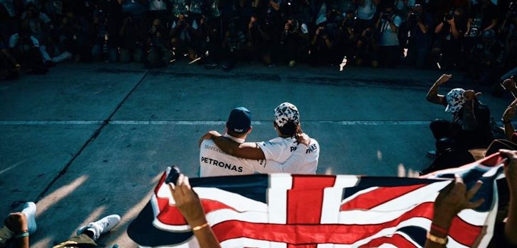 Bottas y Hamilton celebran el título ante los medios