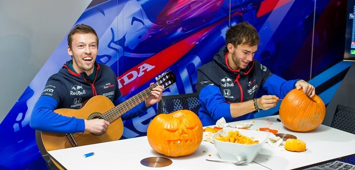 Kvyat y Gasly, preparando Halloween