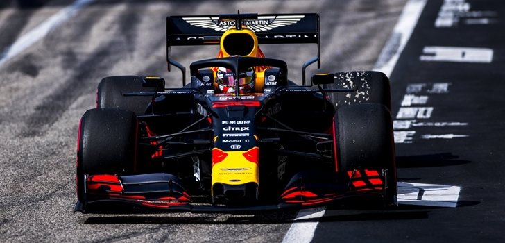 Verstappen, en el pit lane de Austin