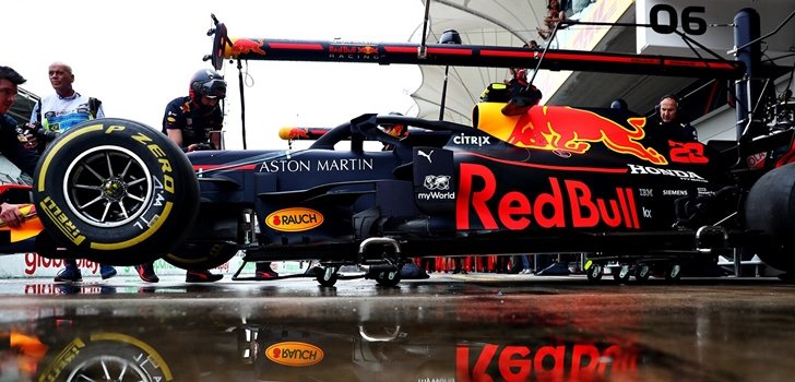 Alexander Albon, en el pit lane de Interlagos