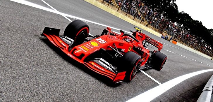 Leclerc, en el pit lane de Interlagos