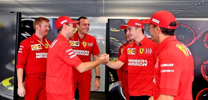 Vettel y Leclerc se estrechan la mano en el garaje de Ferrari