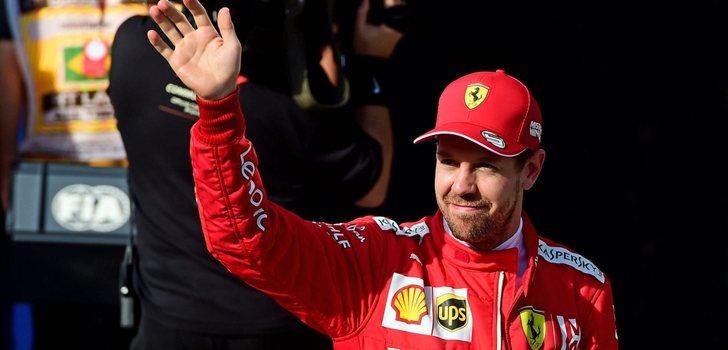 Vettel saluda a la afición presente en Interlagos