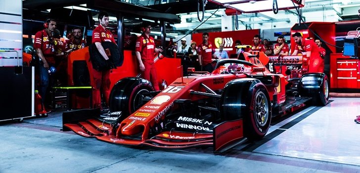 Leclerc, en el garaje de Ferrari